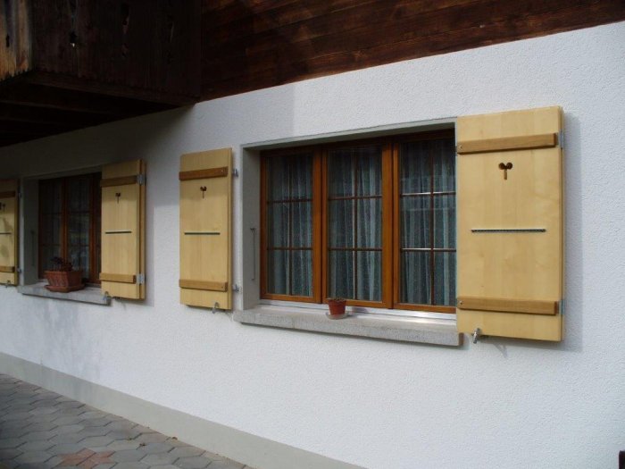 Aussenansicht Holzfenster mit Fensterladen