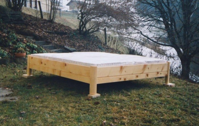 Bett aus Arvenholz