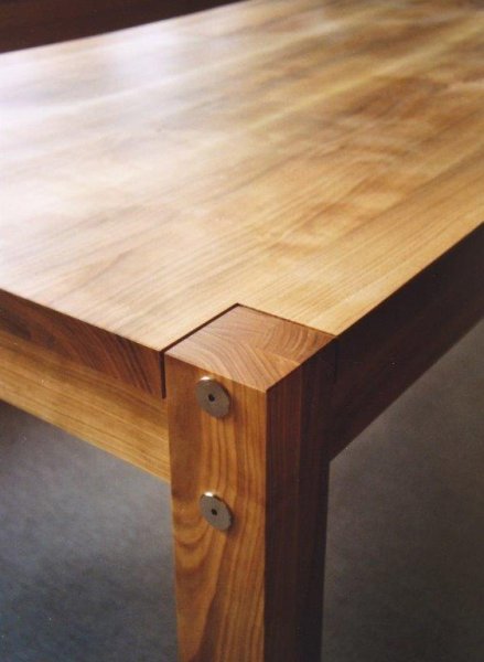 Detail: In Fläche sichtbares Tischbein mit Stirnholz