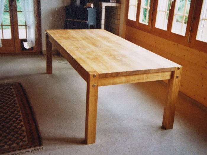 Edler Tisch aus Kirschbaumholz, geoelt
