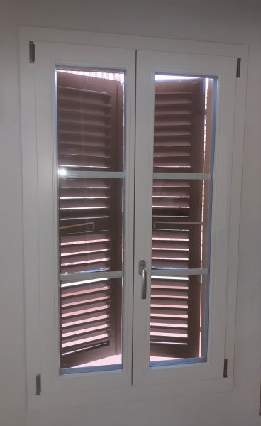 Holzfenster weiss, Rahmen passgenau auf Innenwand
