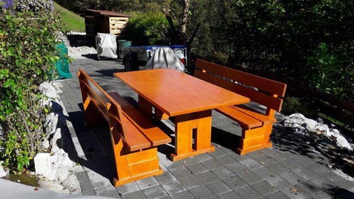 Gartenmöbel: Tisch und Sitzbänke