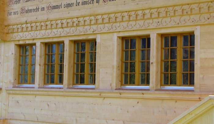 Holzfenster mit Kreuzsprossen