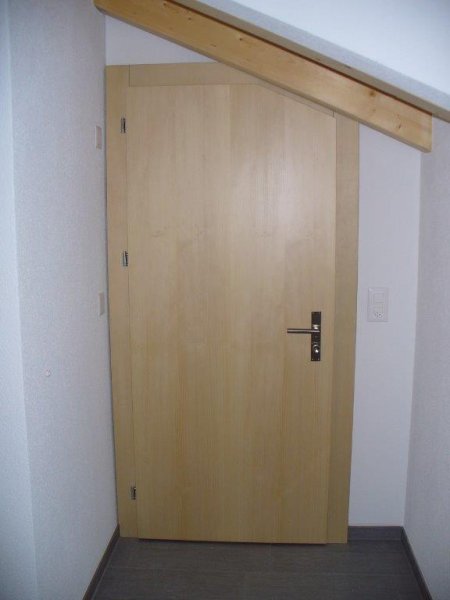 Wohnungseingangstüre in Fichte lackiert