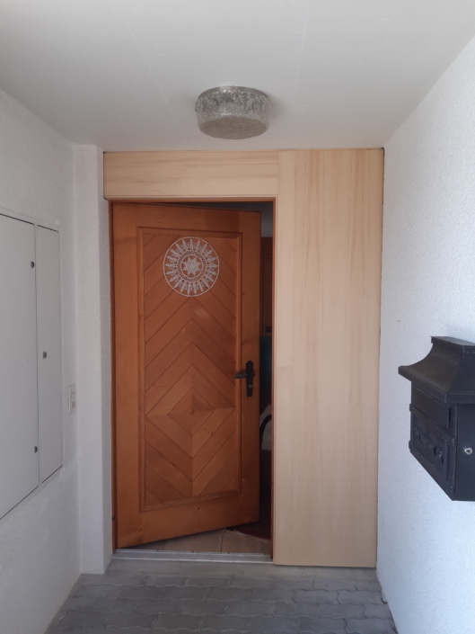 Zusätzliche Dämmung um Eingang